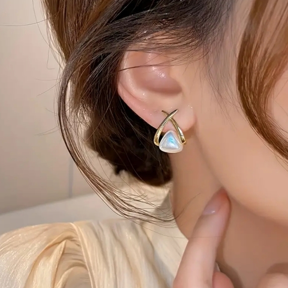 Fish-shaped Faux Pearl Earrings - Picture 2 of 3